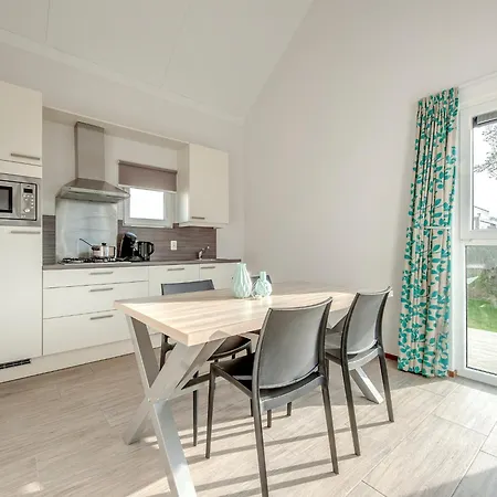 Detached, Single-storey Just Steps From The Sea *