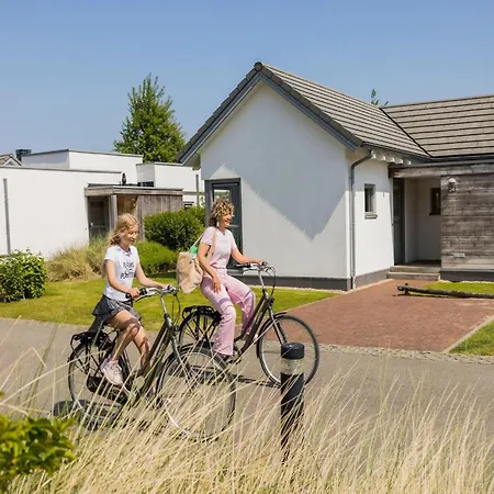 Detached, Single-storey Just Steps From The Sea